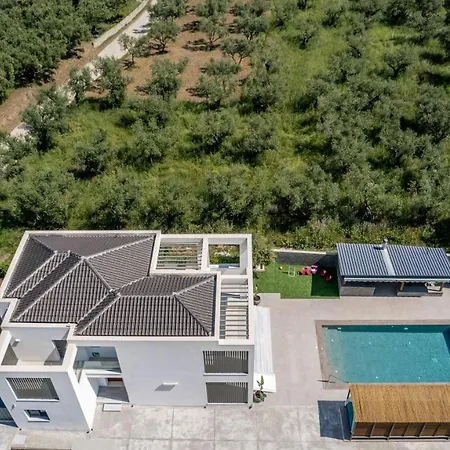 Antonia - Luxurious Serenity With Private Pool, By Zantewize Villa Kalipádhon