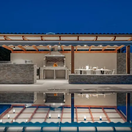 Antonia - Luxurious Serenity With Private Pool, By Zantewize Kalipádhon