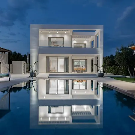 Antonia - Luxurious Serenity With Private Pool, By Zantewize Villa Kalipádhon