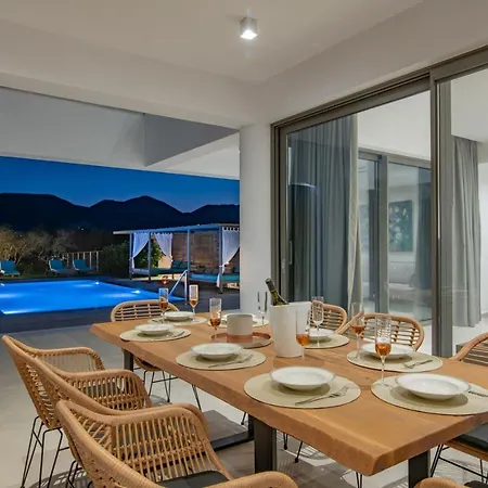 Antonia - Luxurious Serenity With Private Pool, By Zantewize Kalipádhon